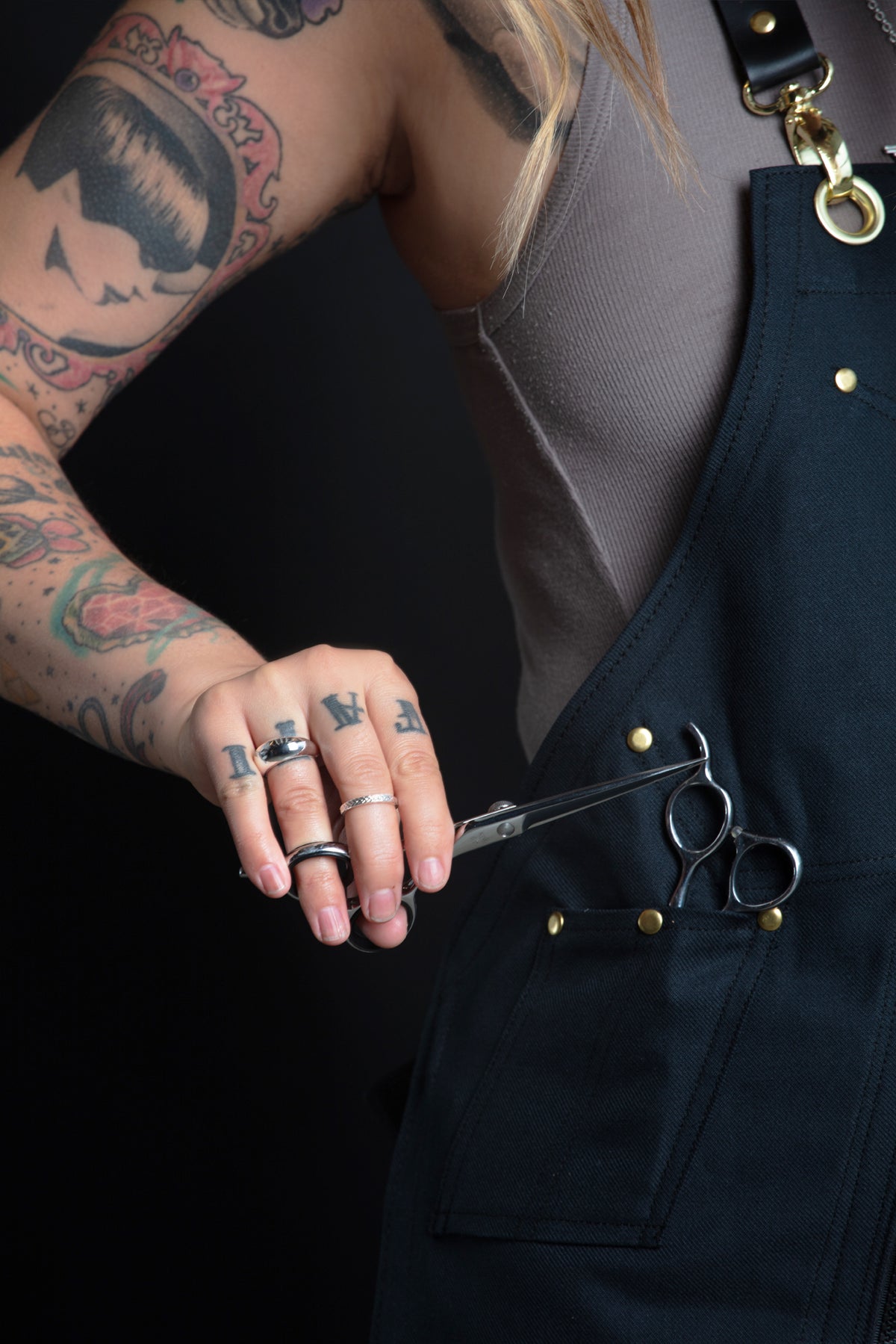 TABLIER DE STYLISTE EN DENIM NOIR RÉSISTANT AU jaunissement - Quincaillerie dorée/chromée/noire - 4 tailles