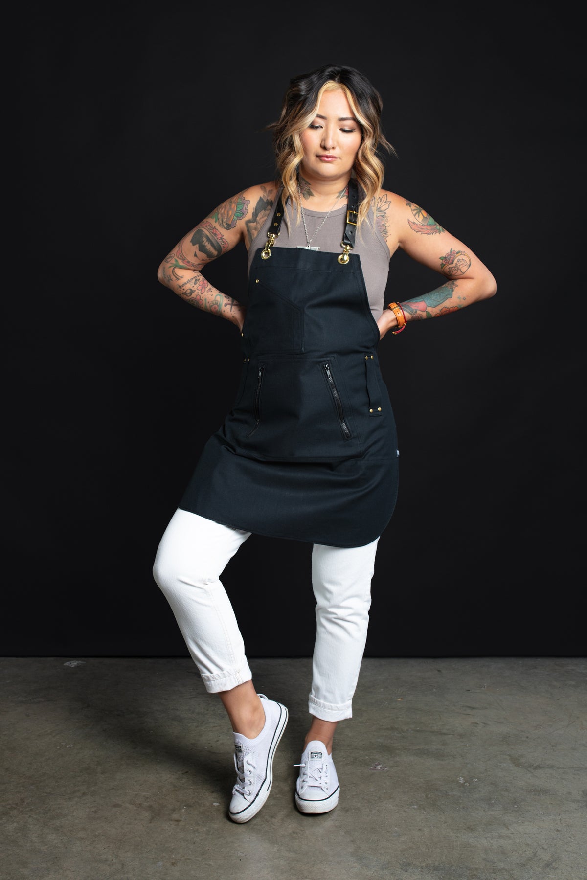TABLIER DE STYLISTE EN DENIM NOIR RÉSISTANT AU jaunissement - Quincaillerie dorée/chromée/noire - 4 tailles
